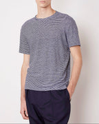 Officine Générale – T-Shirt Manches Courtes - Bleu Nuit/Blanc - Homme, t-shirt rayé bleu et blanc porté par un mannequin, vue de face