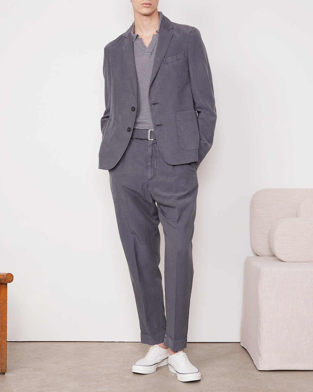 Officine Générale – Veste Nehemiah - Graphite - Homme, mannequin portant un ensemble gris en lin, vue de face