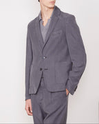 Officine Générale – Veste Nehemiah - Graphite - Homme, mannequin portant un blazer gris en lin et un pantalon assorti