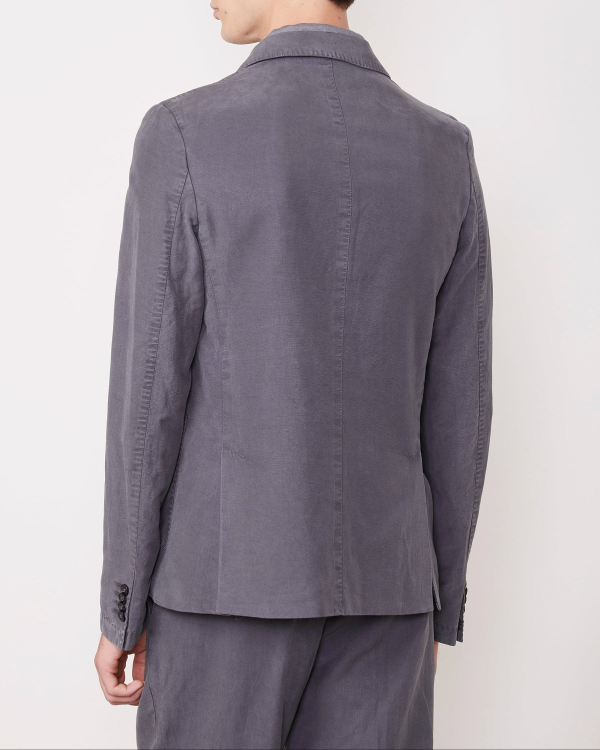 Officine Générale – Veste Nehemiah - Graphite - Homme, homme de dos portant un blazer gris en lin