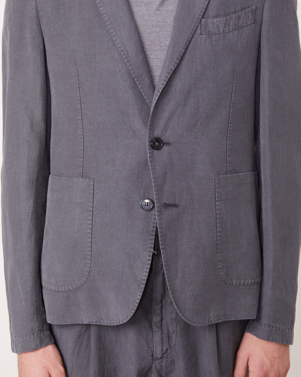 Officine Générale – Veste Nehemiah - Graphite - Homme, veste de costume grise portée par un mannequin, vue de face
