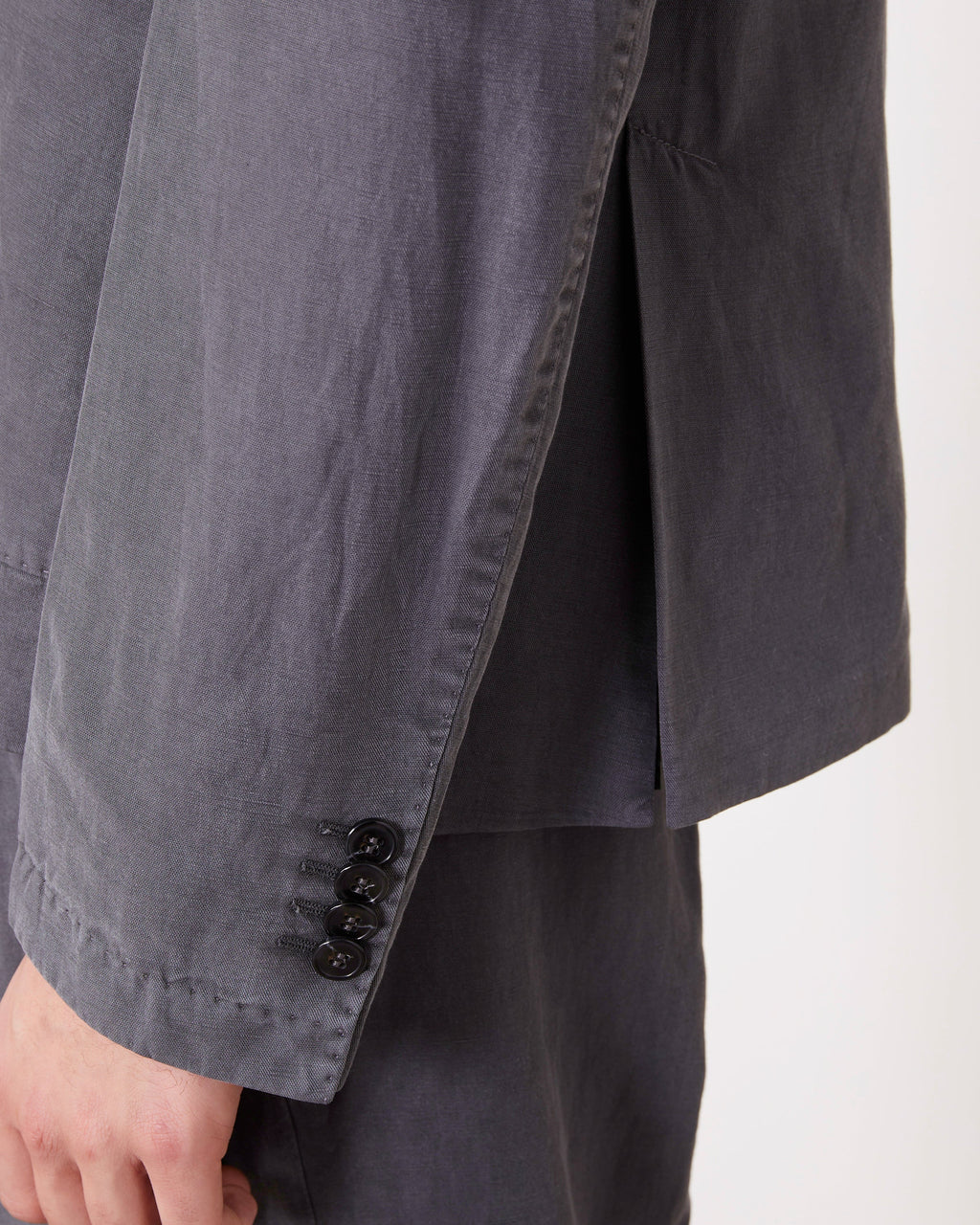 Officine Générale – Veste Nehemiah - Graphite - Homme, manche de veste grise en lin portée, avec quatre boutons noirs