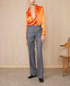 Officine Générale – Chemise Katrina - Orange - Femme, mannequin portant une chemise orange satinée et un pantalon gris