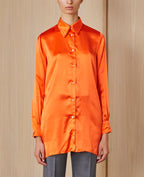 Officine Générale – Chemise Katrina - Orange - Femme, mannequin portant une chemise orange satinée, vue de face