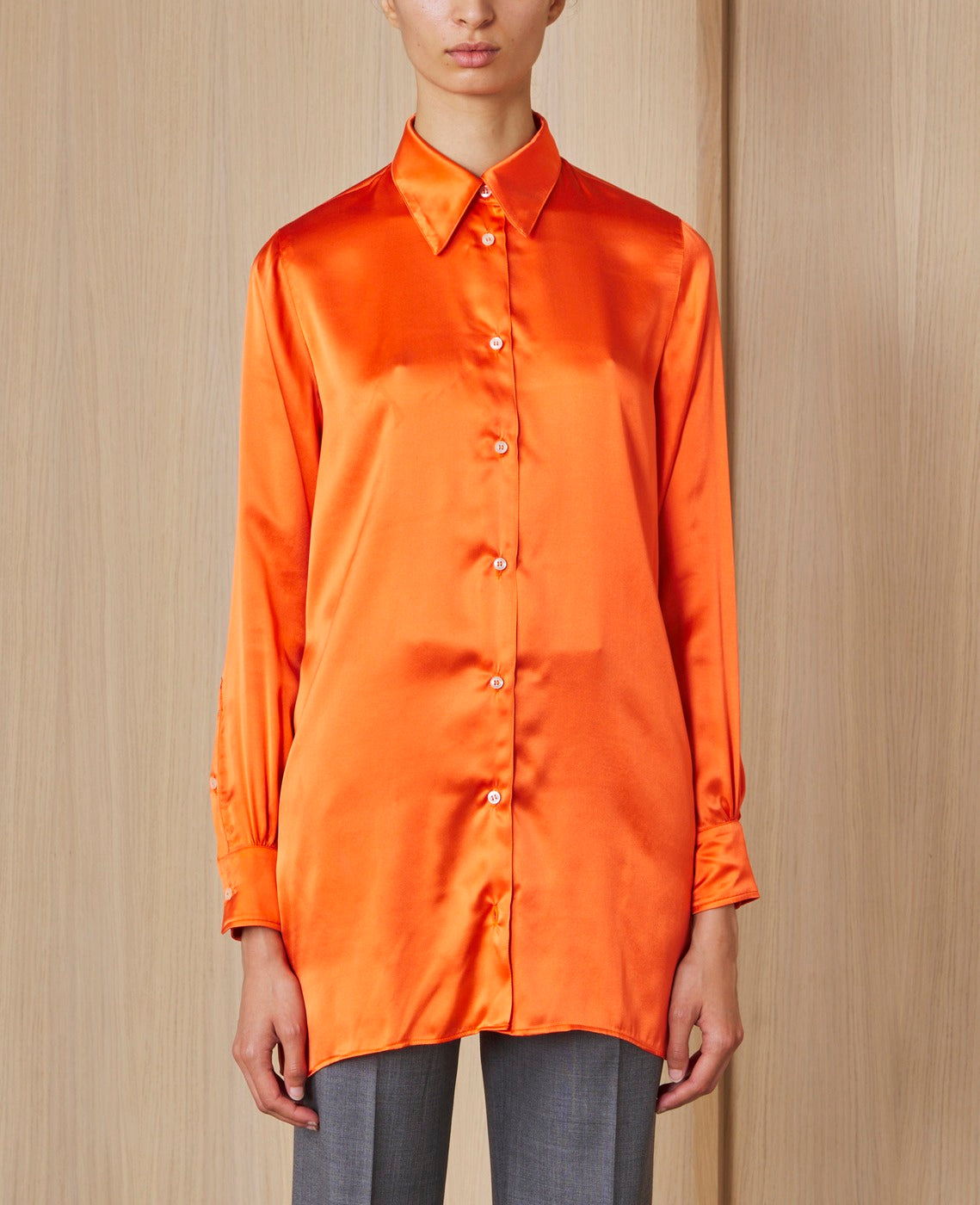 Officine Générale – Chemise Katrina - Orange - Femme, mannequin portant une chemise orange satinée, vue de face
