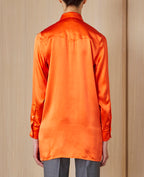 Officine Générale – Chemise Katrina - Orange - Femme, chemisier orange satiné porté de dos par un mannequin, avec un pantalon gris