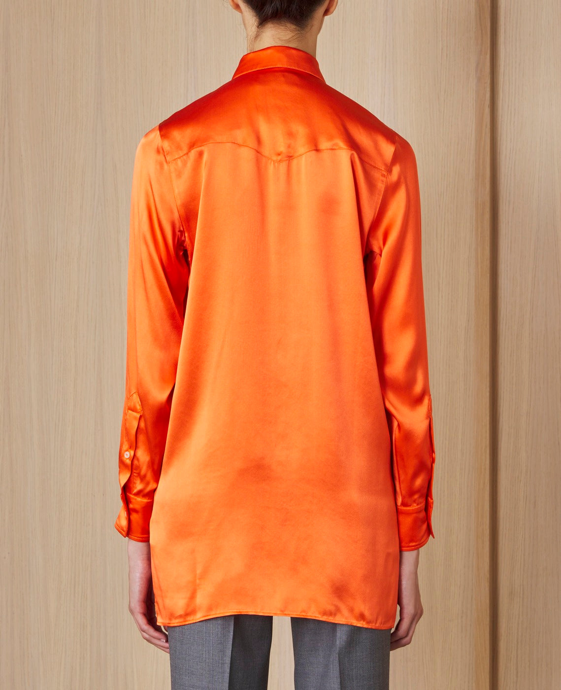 Officine Générale – Chemise Katrina - Orange - Femme, chemisier orange satiné porté de dos par un mannequin, avec un pantalon gris