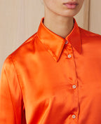 Officine Générale – Chemise Katrina - Orange - Femme, chemise orange satinée portée par un mannequin, vue de face