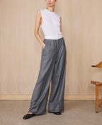 Officine Générale – Débardeur - Blanc - Femme, mannequin portant un pantalon gris large et un débardeur blanc