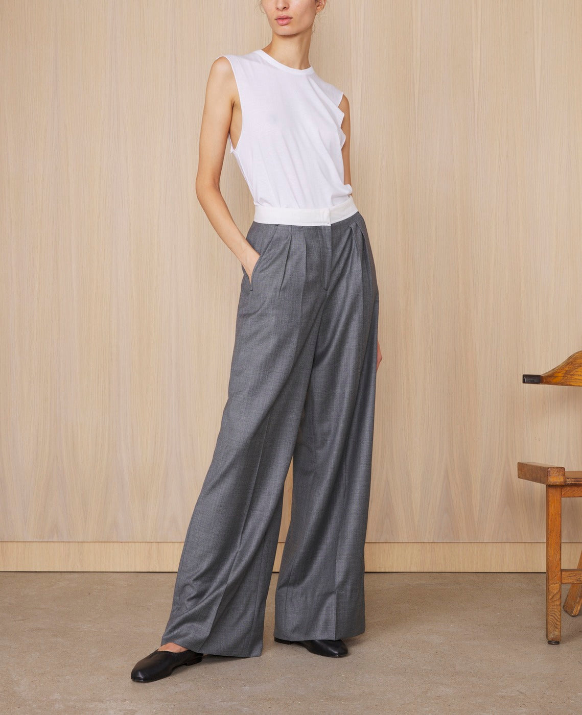 Officine Générale – Débardeur - Blanc - Femme, mannequin portant un pantalon gris large et un débardeur blanc