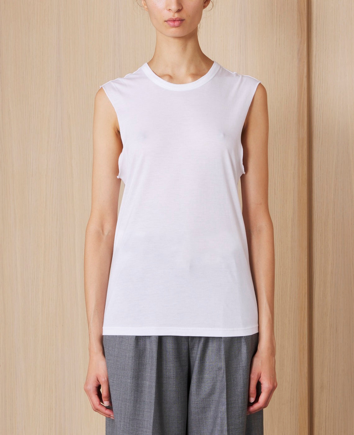 Officine Générale – Débardeur - Blanc - Femme, mannequin portant un débardeur blanc et un pantalon gris, vue de face