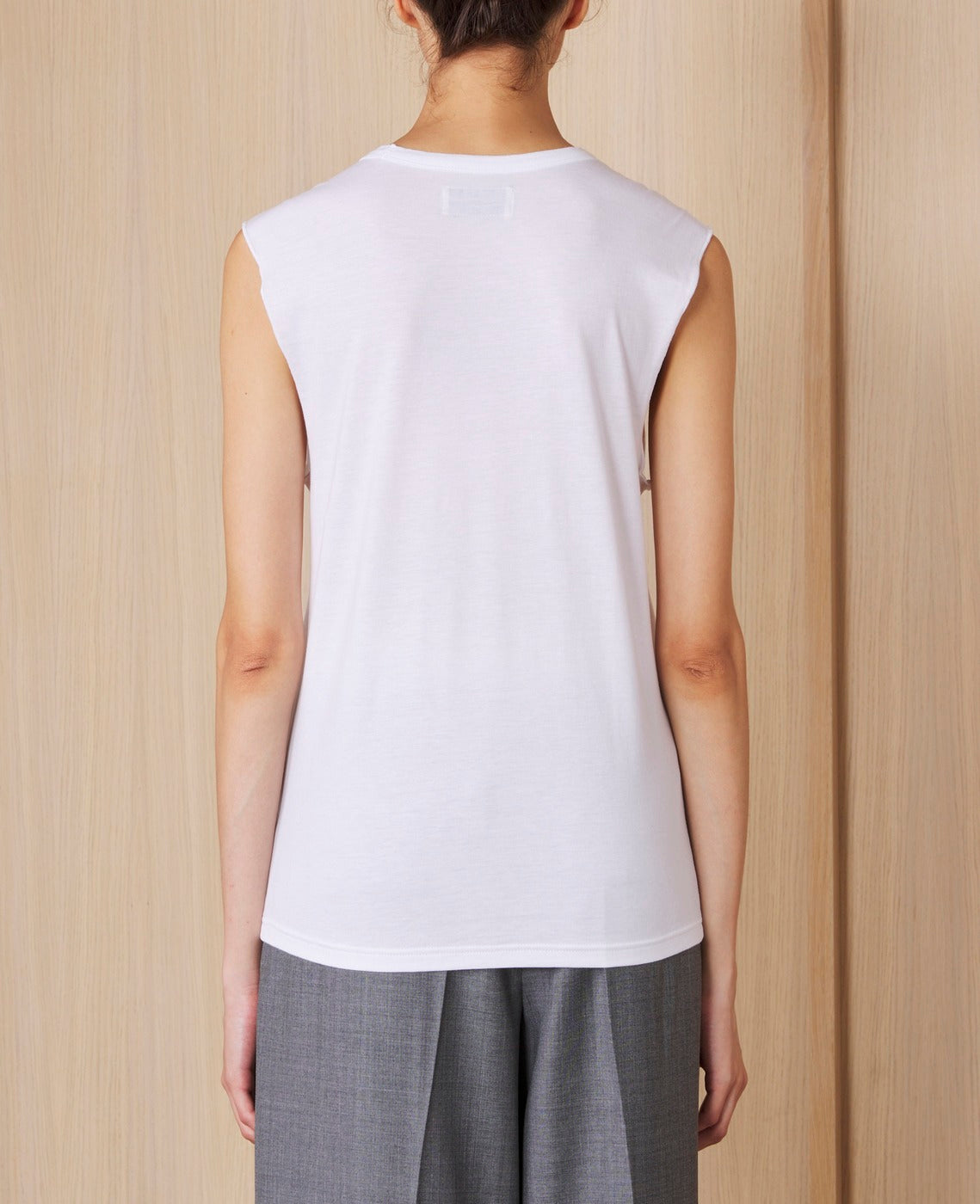 Officine Générale – Débardeur - Blanc - Femme, débardeur blanc en coton porté de dos par un mannequin, pantalon gris