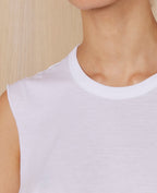 Officine Générale – Débardeur - Blanc - Femme, gros plan sur le col rond et l'épaule d'un t-shirt blanc