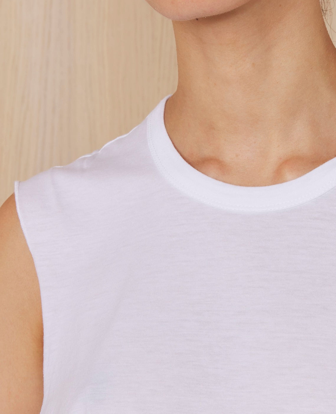 Officine Générale – Débardeur - Blanc - Femme, gros plan sur le col rond et l'épaule d'un t-shirt blanc