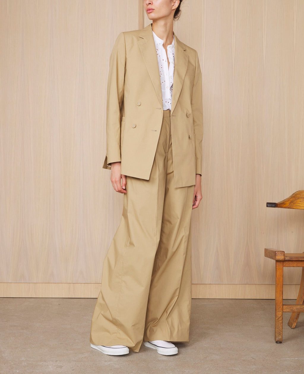 Officine Générale – Veste Mathilde - Kaki Anglais - Femme, mannequin portant un blazer et un pantalon amples couleur beige