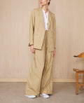Officine Générale – Veste Mathilde - Kaki Anglais - Femme, mannequin portant un blazer et un pantalon amples couleur beige
