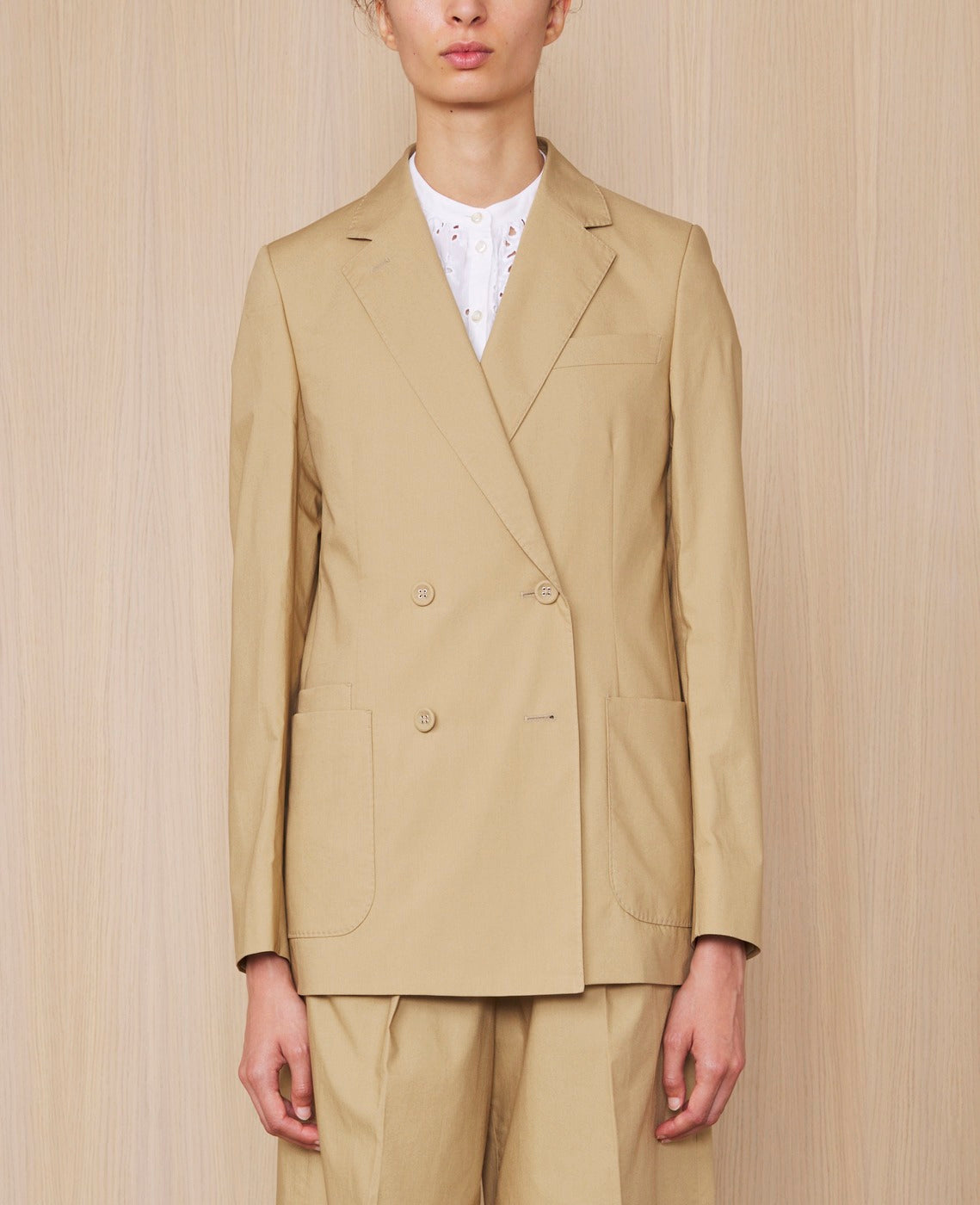 Officine Générale – Veste Mathilde - Kaki Anglais - Femme, blazer beige à double boutonnage porté par un mannequin, vue de face