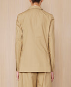 Officine Générale – Veste Mathilde - Kaki Anglais - Femme, mannequin de dos portant un blazer et un pantalon beige en coton