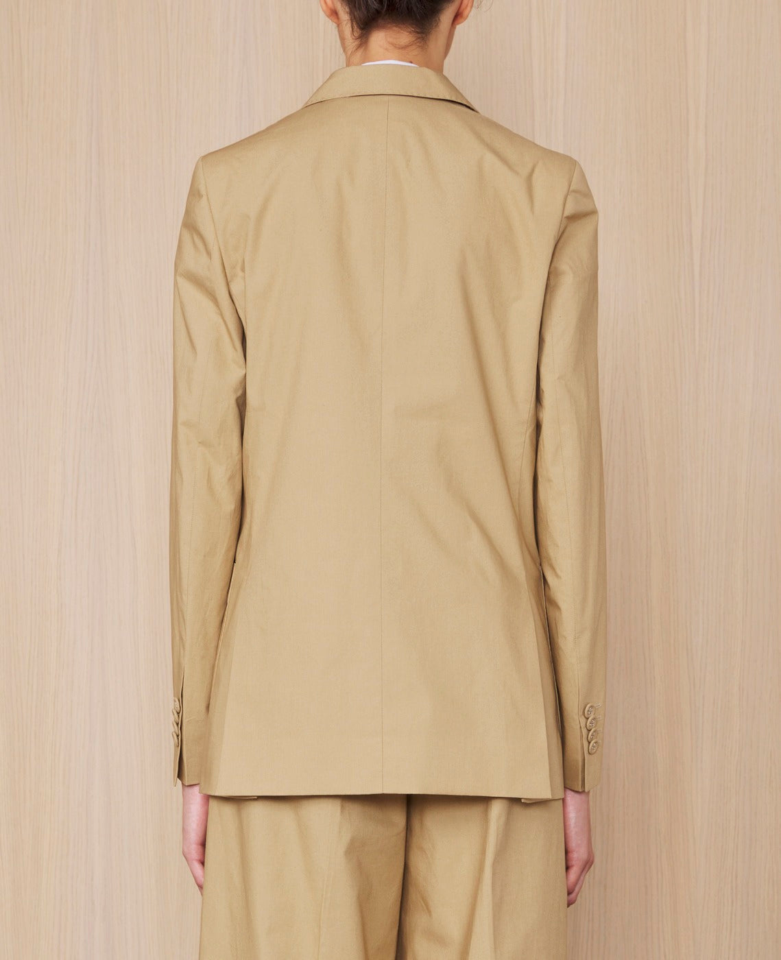 Officine Générale – Veste Mathilde - Kaki Anglais - Femme, mannequin de dos portant un blazer et un pantalon beige en coton