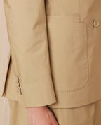 Officine Générale – Veste Mathilde - Kaki Anglais - Femme, détail d'une veste beige en coton, poche et boutons de manche