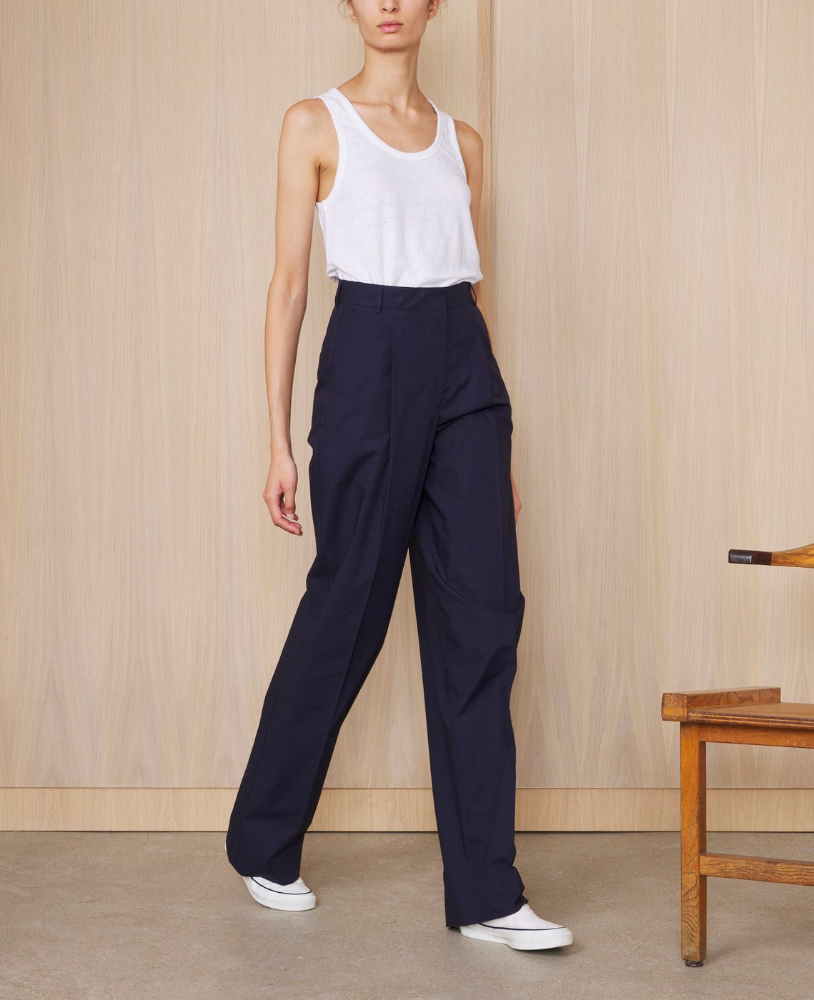 Officine Générale – Pantalon Sophie - Bleu Nuit - Femme, mannequin portant un débardeur blanc et un pantalon bleu marine, vue de face