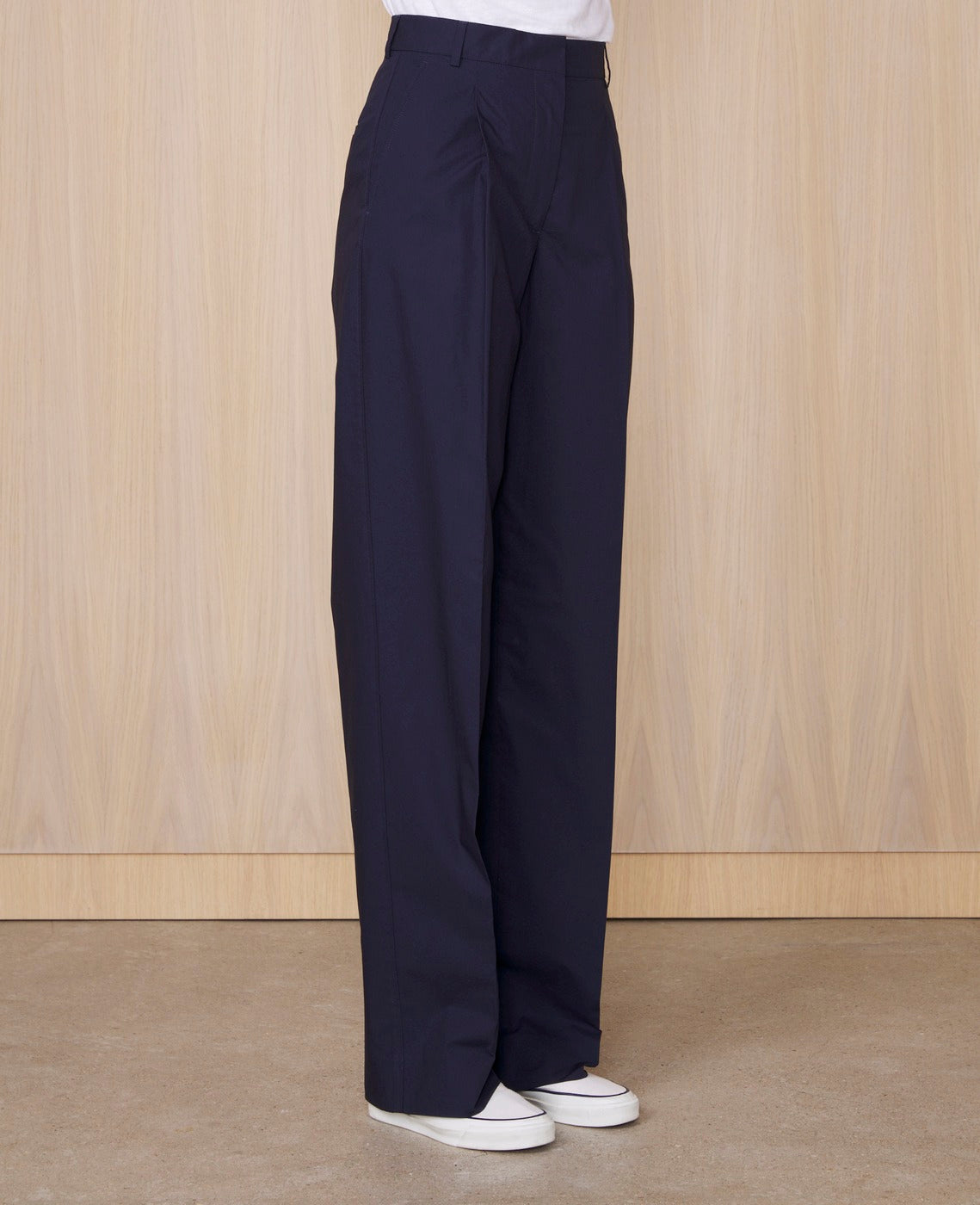 Officine Générale – Pantalon Sophie - Bleu Nuit - Femme, pantalon large bleu marine porté par un mannequin, vue de profil