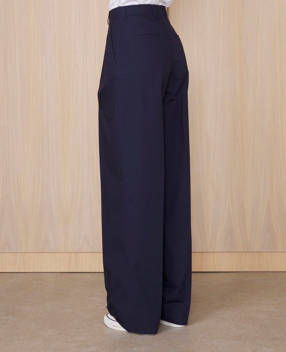 Officine Générale – Pantalon Sophie - Bleu Nuit - Femme, pantalon large bleu marine porté par un mannequin, vue de profil
