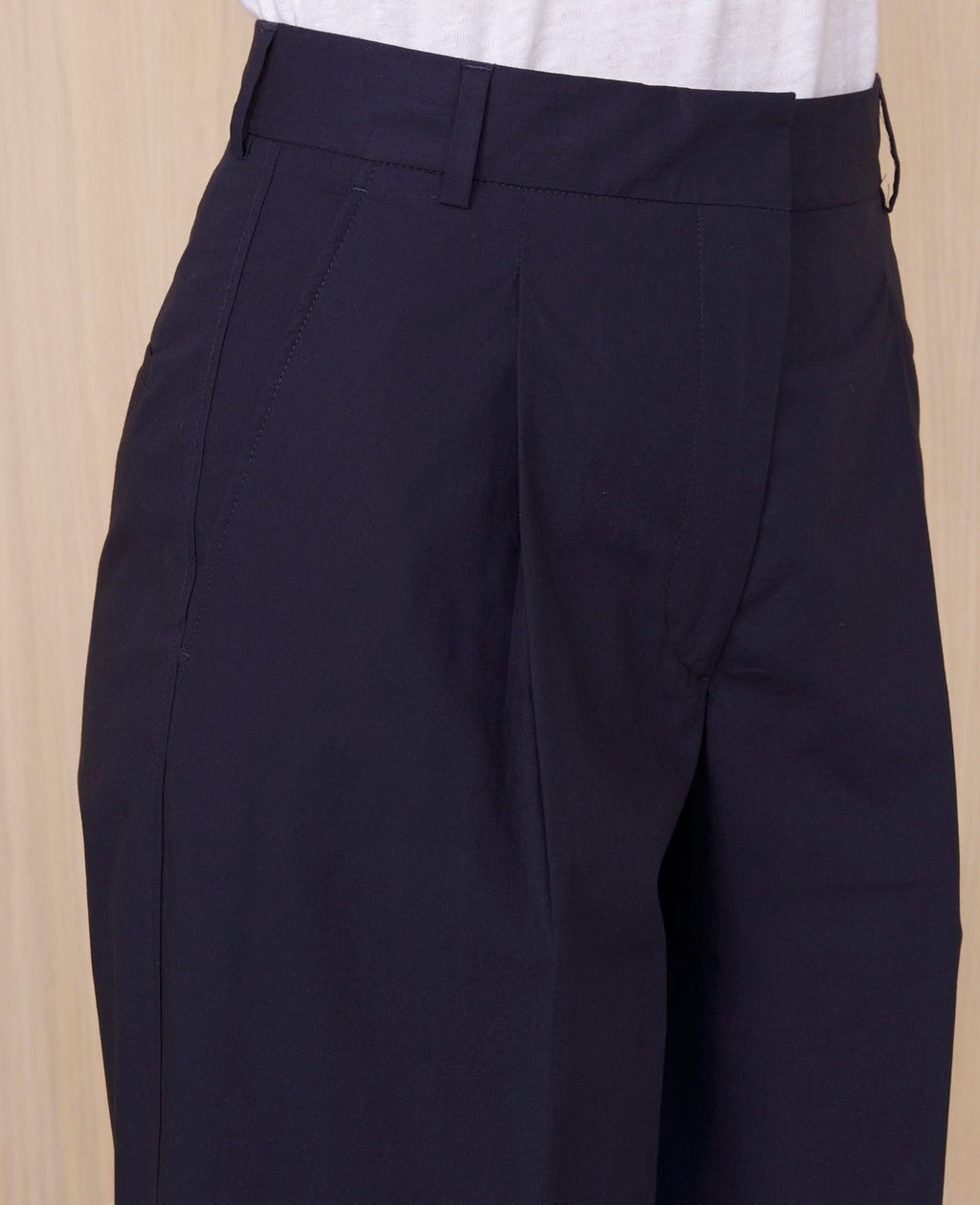 Officine Générale – Pantalon Sophie - Bleu Nuit - Femme, détail de la taille et de la poche d'un pantalon bleu marine