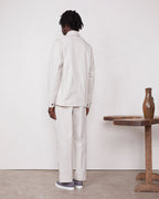 Officine Générale – Veste Sycamore - Pierre - Homme, mannequin de dos portant un ensemble beige clair et des chaussures grises