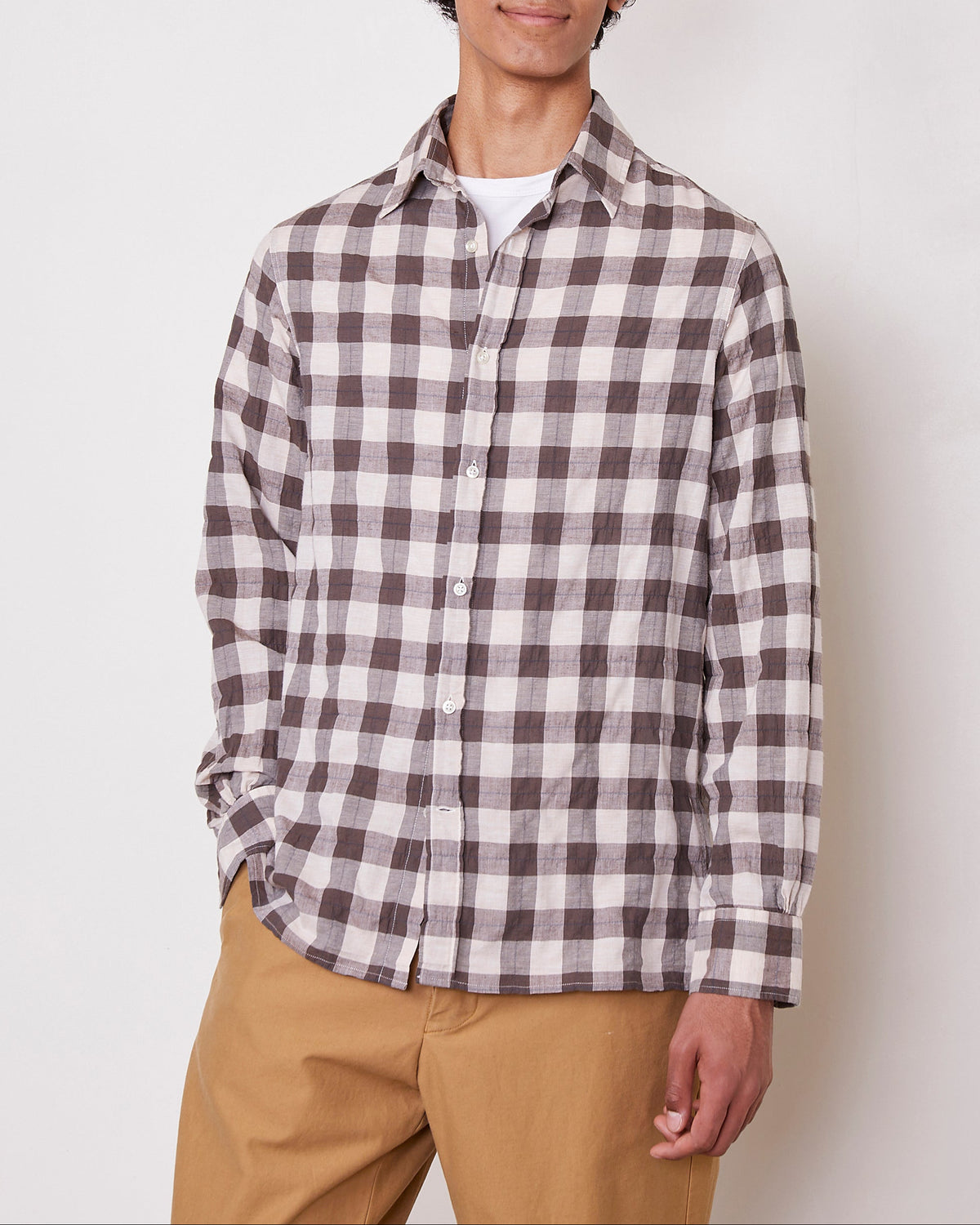 Officine Générale – Chemise Alex - Beige/Marron/Bleu Marine - Homme, mannequin homme portant une chemise à carreaux marron et beige