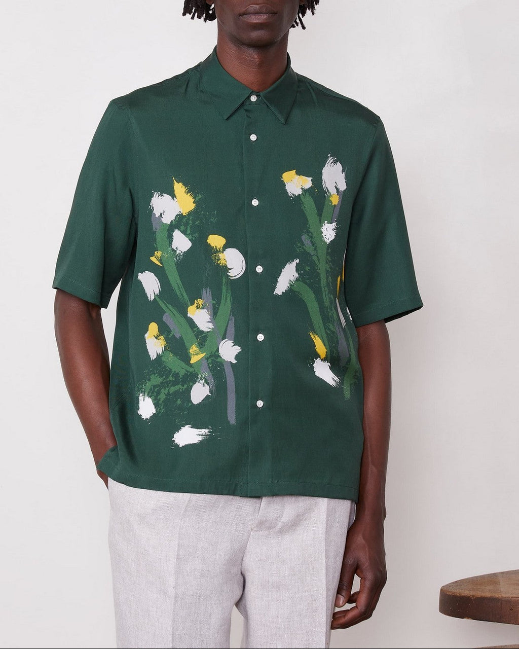 Officine Générale – Chemise Eloi Manches Courtes - Vert Pin/Vert Laitue/Gris - Homme, mannequin portant une chemise verte à motifs floraux et un pantalon clair