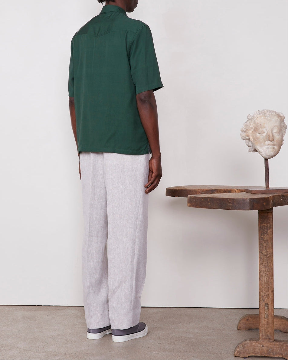 Officine Générale – Chemise Eloi Manches Courtes - Vert Pin/Vert Laitue/Gris - Homme, mannequin de dos portant une chemise verte et un pantalon clair