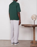 Officine Générale – Chemise Eloi Manches Courtes - Vert Pin/Vert Laitue/Gris - Homme, mannequin de dos portant une chemise verte et un pantalon clair