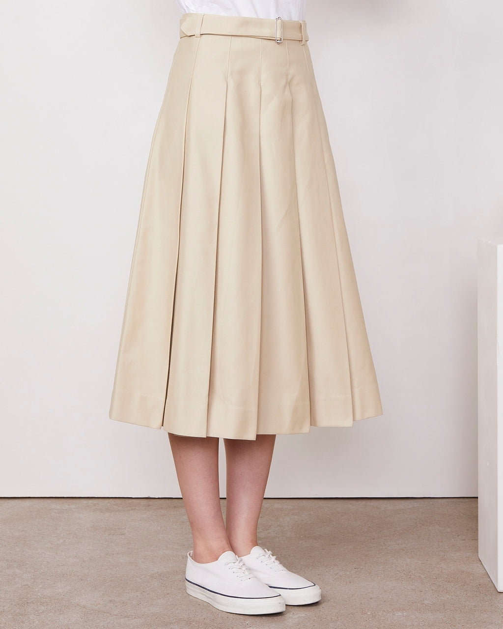 Officine Générale – Jupe Kenia - Sable - Femme, jupe plissée beige portée par un mannequin, vue de côté