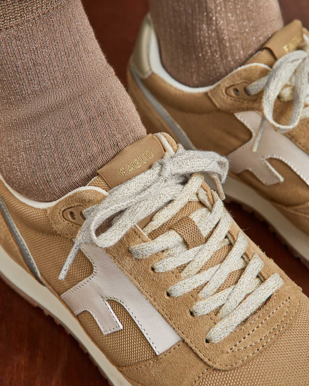 Zapatillas Beige Y Doradas