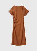 An'ge – Midijurk Malixa Daim, bruine midijurk met korte mouwen en gouden details op de schouder