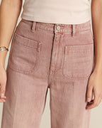 Jean en denim coton de couleur quartz délavée, coupe droite avec poches plaquées avant, offrant un style femme décontracté et moderne.