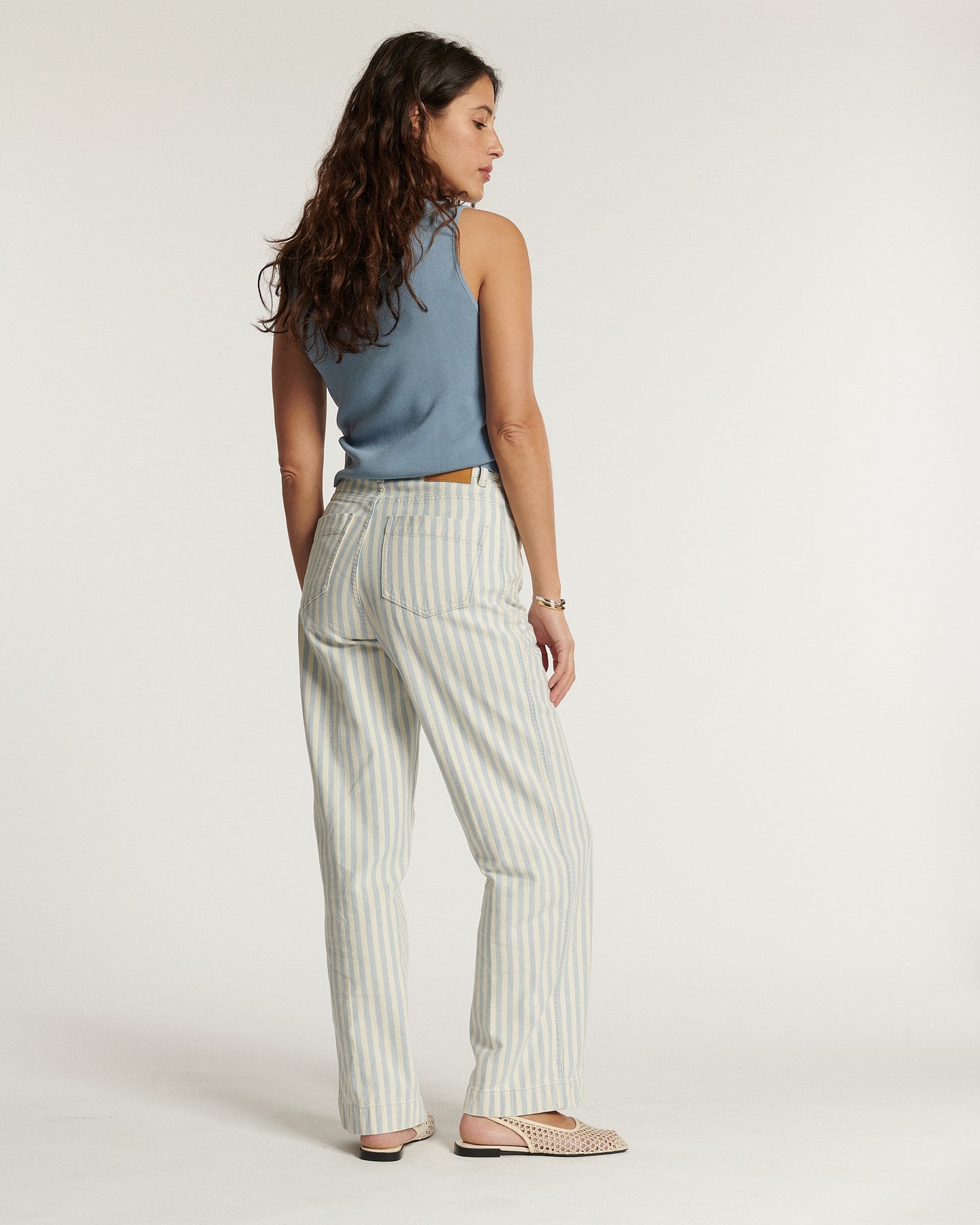 Jean pour femme en coton avec des rayures verticales bleu clair et blanc, coupe droite confortable qui s’adapte à toutes les morphologies.