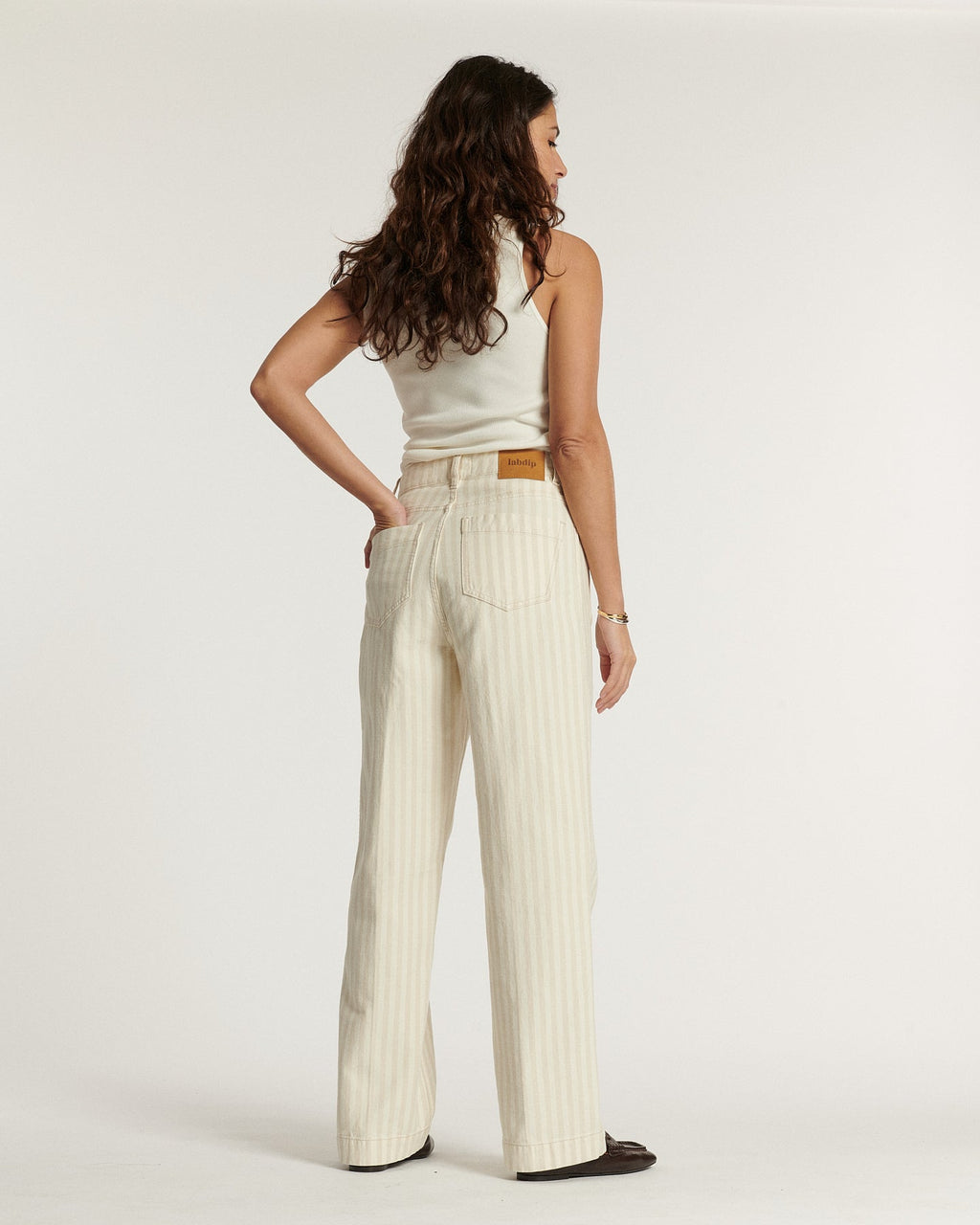 Jean pour femme en denim 100 % coton couleur sable clair à rayures verticales, coupe droite et fit confortable, idéal pour un style estival décontracté.
