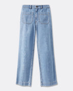 Jean femme en denim léger bleu clair, coupe droite et ample, tissu 100 % coton offrant confort et style décontracté, adapté à toutes les morphologies.