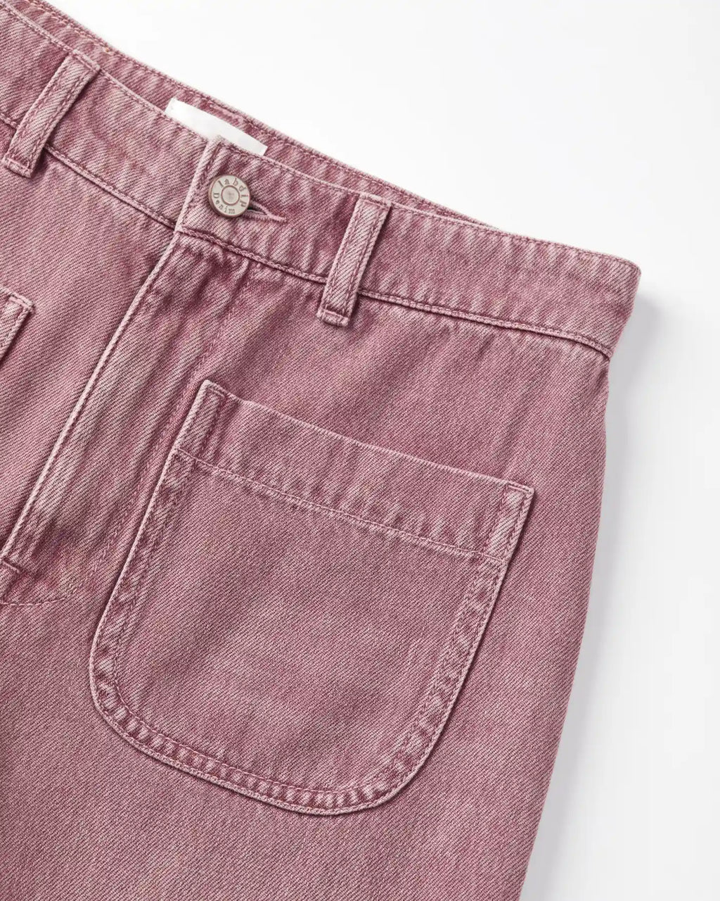 Jean femme en denim 100% coton teinté quartz, coupe droite avec poche plaquée et détails de surpiqûres visibles, parfait pour un style décontracté.