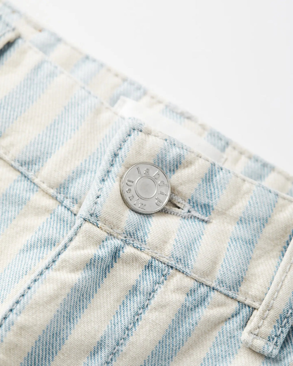 Jean en denim 100% coton léger avec rayures bleu ciel et écru, coupe droite et confortable adaptée à toutes les morphologies féminines.