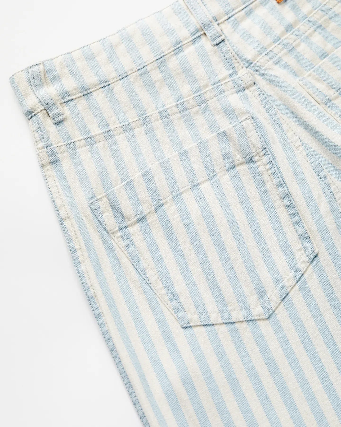 Jean en denim 100% coton avec rayures bleu clair et blanc, coupe droite adaptée à toutes les morphologies féminines, confortable et stylé pour l'été.
