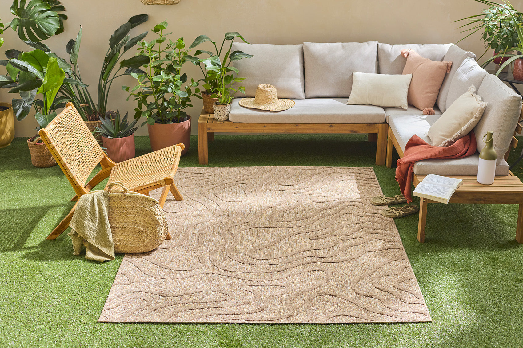 Indoor and outdoor rug with abstract Santorini Beige pattern: SAN988BEI Nazar rugs