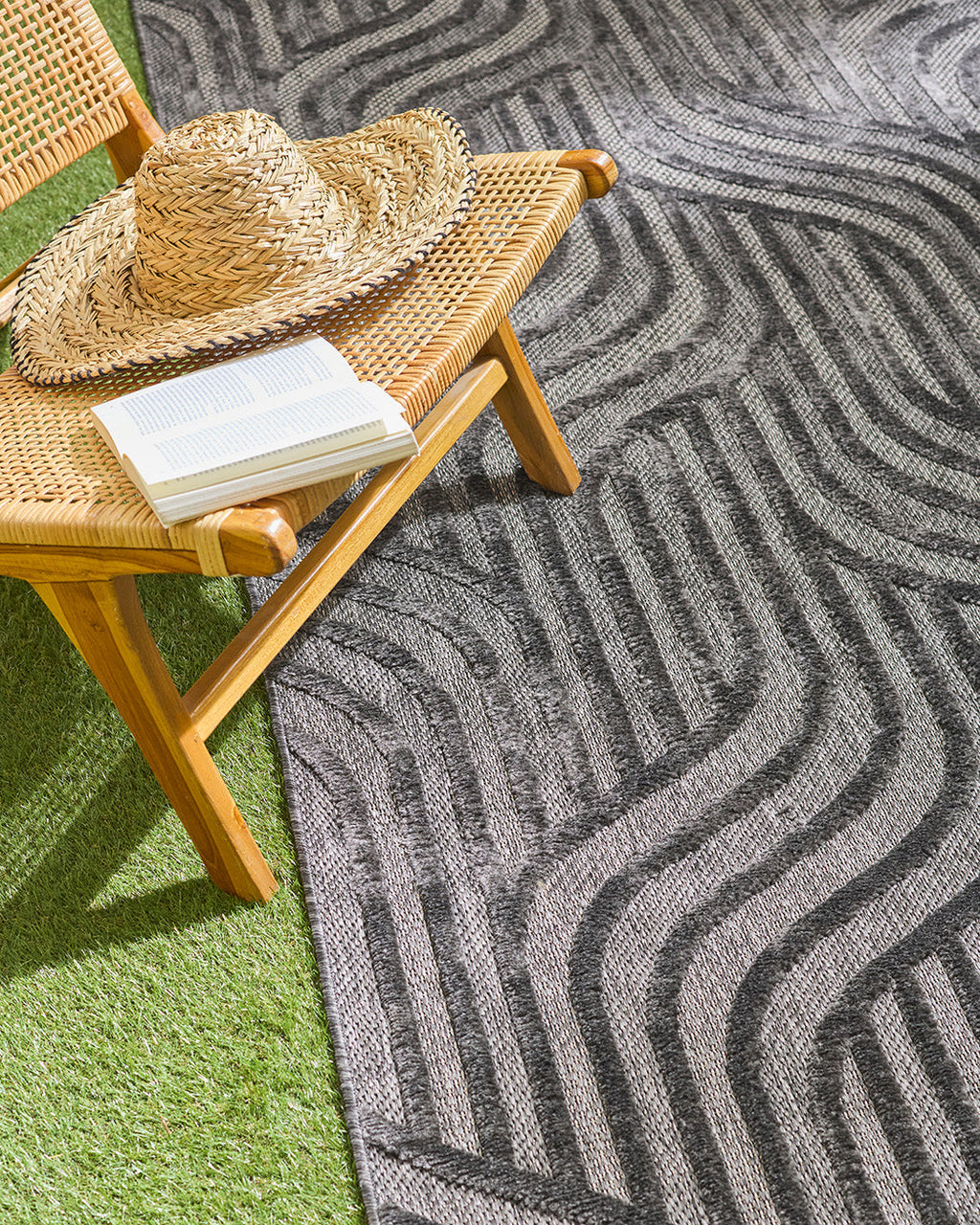 Santorini Black indoor and outdoor graphic pattern rug: SAN989NOI Nazar rugs