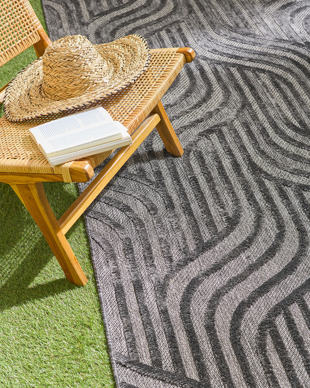 Santorini Black indoor and outdoor graphic pattern rug: SAN989NOI Nazar rugs