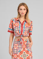 An'ge – Chemise Saturna Folka Corail, mannequin portant une chemise et un pantalon à motifs colorés, vue de face