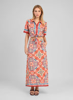 An'ge – Chemise Saturna Folka Corail, mannequin portant un ensemble chemise nouée et jupe longue à motifs colorés