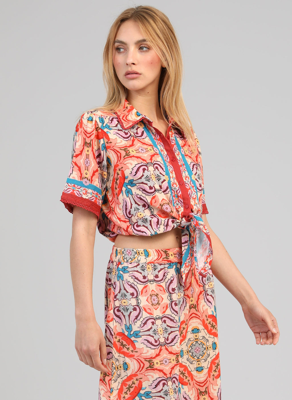 An'ge – Chemise Saturna Folka Corail, mannequin portant un ensemble chemise et pantalon à motifs colorés, vue de face