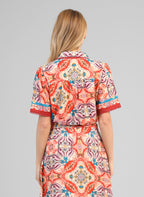 An'ge – Chemise Saturna Folka Corail, robe chemise à motifs colorés portée de dos par un mannequin